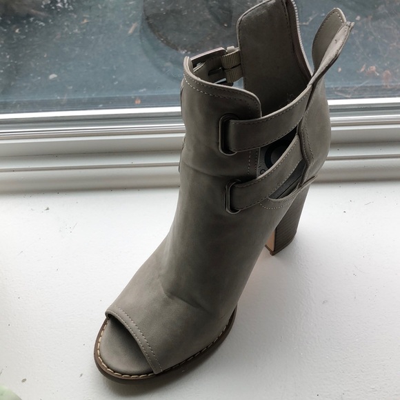 Guess light grey leather shoes with a brown heel. - Picture 9 of 10